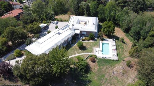 una vista aérea de una casa en una colina en Villa Silvia Olivetti en Banchette