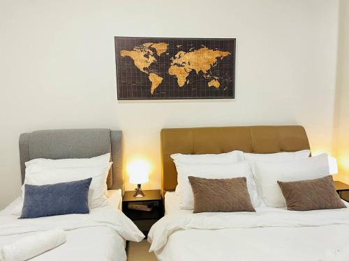 um quarto com duas camas e um mapa na parede em Arcoris Mont Kiara 1~6 Pax Contemporary Living Netflix em Kuala Lumpur