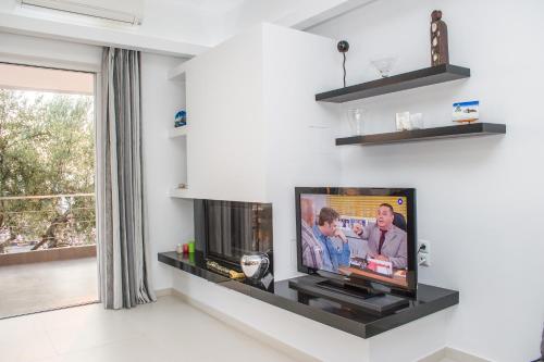 Телевизор и/или развлекательный центр в Nina's Villa, Cosy Seaview Retreat