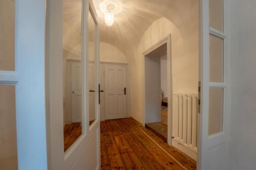 una habitación vacía con un pasillo con suelo de madera en Casa La Strada, en Sighişoara