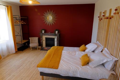 um quarto com uma cama com um cobertor amarelo em Les Chambres de la Vallée em Argenton-Château