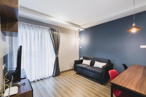 a living room with a couch and a window at W2 RESIDENCE in Ban Zong Katiam