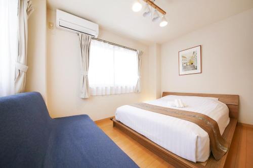 a bedroom with a large bed and a window at 押上ハウス in Tokyo