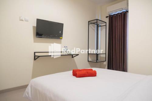 A bed or beds in a room at Astana Malioboro Mitra RedDoorz