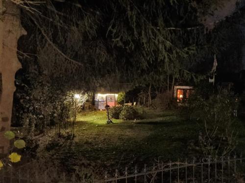 a view of a yard at night at B&B DRESSINGS TRAUMGARTEN in Kaiserslautern