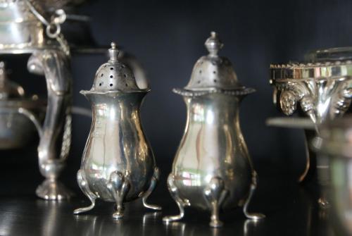 a group of silver vases sitting on a table at B&B DRESSINGS TRAUMGARTEN in Kaiserslautern