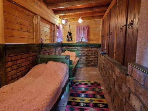 - une chambre avec 2 lits dans une cabane en bois dans l'établissement Comfort A&M, à Sarajevo