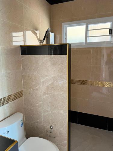 a bathroom with a toilet and a glass shower at New Home Gบ้านเดี่ยวสร้างใหม่ ใกล้ทะเล ตัวเมืองระยอง in Ban Chak Phai
