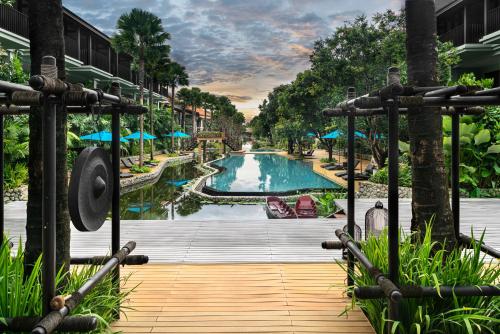 vista sulla piscina di un resort di Grand Mercure Khao Lak Bangsak a Khao Lak