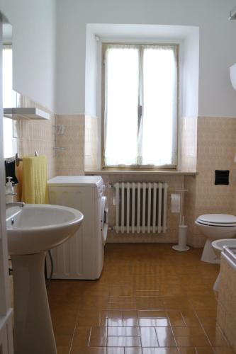 łazienka z umywalką i toaletą w obiekcie Il piccolo casale 1950 w mieście Fabriano