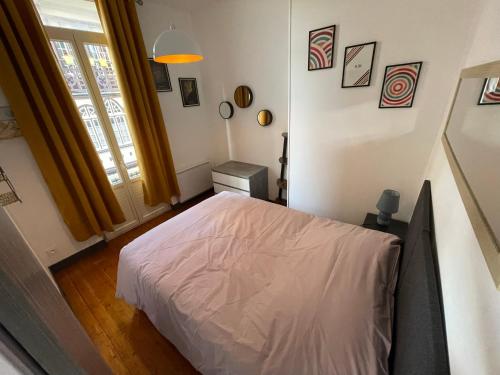 une chambre avec un lit blanc et une fenêtre dans l'établissement 2- Quartier historique aux pieds des falaises, au Tréport