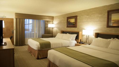 Cette chambre comprend 2 lits et une fenêtre. dans l'établissement Holiday Inn Spearfish-Convention Center, an IHG Hotel, à Spearfish