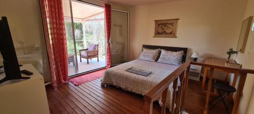 sypialnia z łóżkiem i przesuwnymi szklanymi drzwiami w obiekcie Ionion Beach House w mieście Ligia