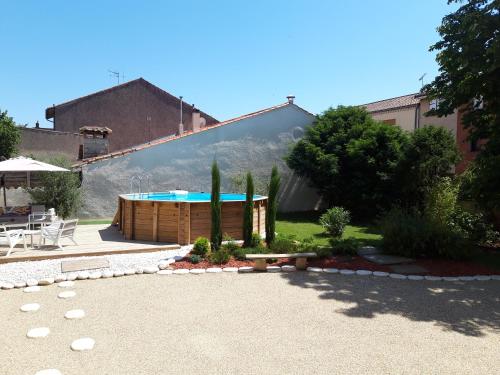 einen Hinterhof mit einem Pool und einem Gebäude in der Unterkunft 2 chambres indépendantes dans Maison de maitre in Carmaux