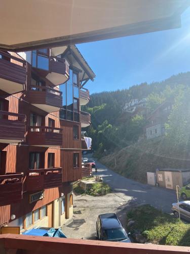 Tầm nhìn ra hồ bơi gần/tại Appartement charmant à La Tania, Courchevel