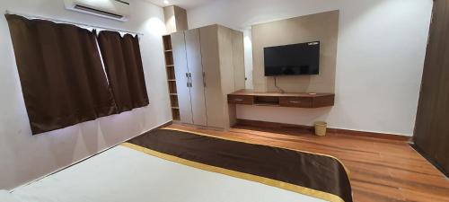 Una televisión o centro de entretenimiento en Hotel citrus
