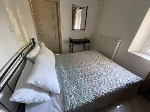 Un dormitorio con una cama con almohadas. en Giannis house, en Peletá