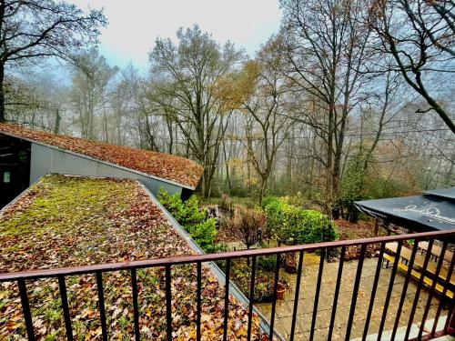 d'un balcon avec vue sur le jardin. dans l'établissement Silvio-Gesell-Tagungsstätte, à Wuppertal