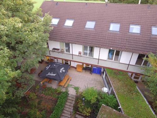 - une vue sur le plafond d'un bâtiment avec une terrasse dans l'établissement Silvio-Gesell-Tagungsstätte, à Wuppertal