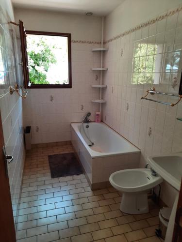 トゥックにあるTouques maison 5mn de la mer pour 10 personnesの浴槽、トイレ、洗面台を備えたバスルーム