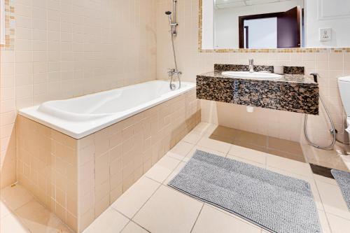 Koupelna v ubytování Great apartment in Jumeirah Beach Residence