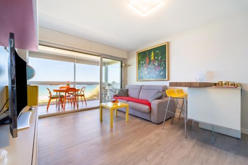 un salon avec un canapé et une table dans l'établissement L'Agrume, à Saint-Malo