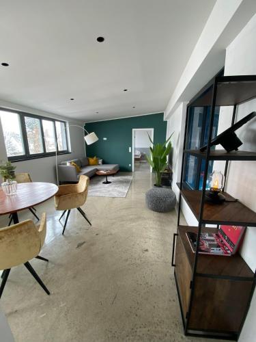 een grote woonkamer met een tafel en stoelen bij Wohnung mit besonderem Ausblick in Pfaffenhausen