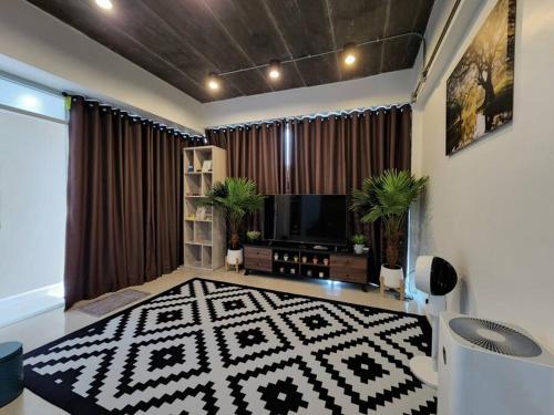 ein Wohnzimmer mit einem schwarzen und weißen Teppich in der Unterkunft Boxsoon Nimman 4 in Chiang Mai