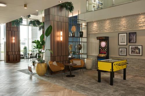 eine Lobby mit einer Tischtennisplatte und Stühlen in der Unterkunft voco Venice Mestre - The Quid, an IHG Hotel in Mestre