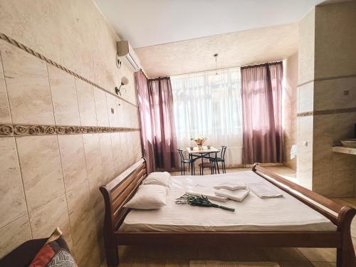 Posto letto in camera con tavolo e finestra. di Pechersk House a Kiev