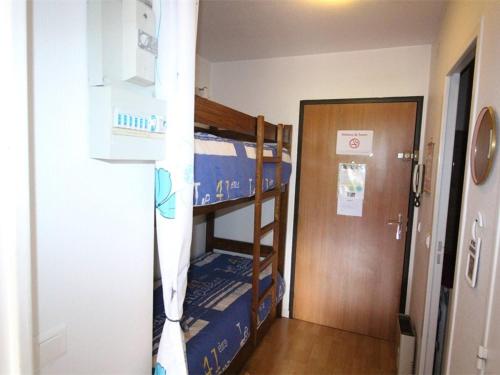 Cette chambre comprend 2 lits superposés et une porte. dans l'établissement Studio rénové télécabine - Balcon & Parking - FR-1-313-148, à Luchon