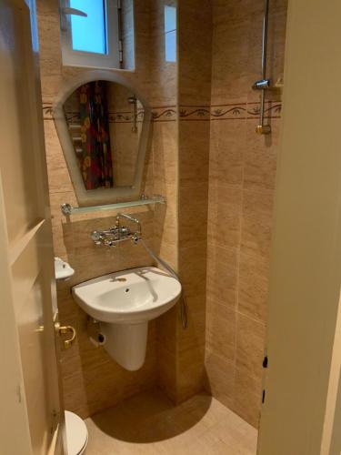 Un baño con un lavabo blanco y un espejo. en 113 in Sofia with 2BR and 2 full bath, en Sofía