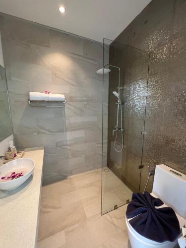 ein Badezimmer mit Dusche, Toilette und Waschbecken in der Unterkunft AURA GARDEN 2, pool & garden villa, Choengmon 500m in Koh Samui 