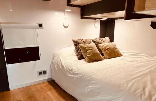 1 dormitorio con 1 cama blanca y 2 almohadas en Different Charter, en Vigo