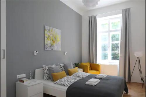 Posteľ alebo postele v izbe v ubytovaní 3bdr-2bath-3Ac design apt, central, secured parking, quiet