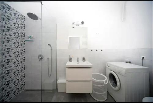 ein Bad mit einem WC, einem Waschbecken und einer Dusche in der Unterkunft 3bdr/2bath/3A/c design apt, central, free parking, quiet in Budapest