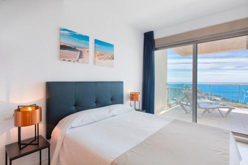 a bedroom with a bed and a view of the ocean at Increibles vistas al mar desde la terraza privada en la planta 39 in Benidorm