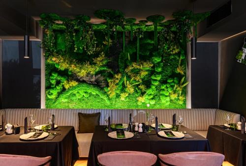 B THE HOTELにあるレストランまたは飲食店