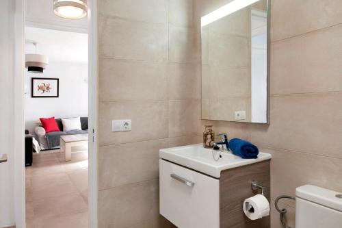 un bagno con lavandino e specchio di Puerto Chico M a Playa Blanca