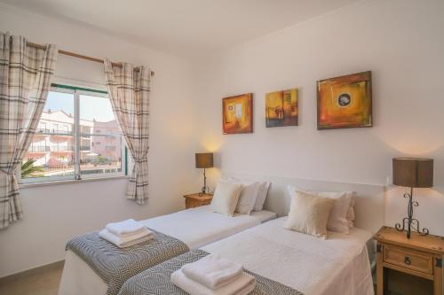 Top-floor 2 BR holiday home with sea view and pool