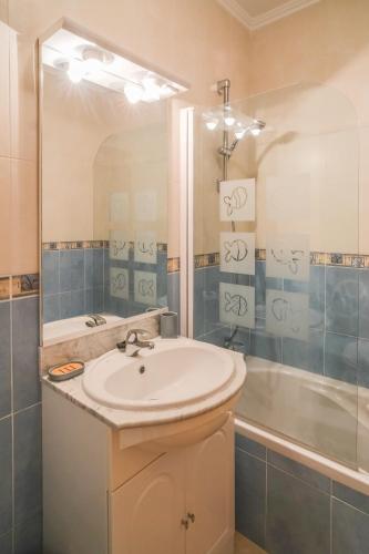 Top-floor 2 BR holiday home with sea view and pool