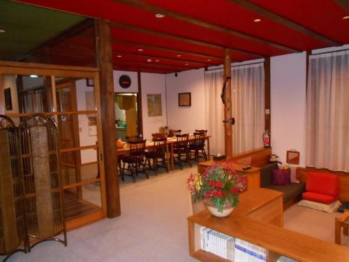 Villa Nugget Inn في أوماتشي: غرفة معيشة مع أريكة وطاولة