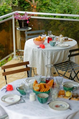 une table avec des assiettes et des bols de nourriture dans l'établissement Les chambres de la vallée, à Argenton-Château