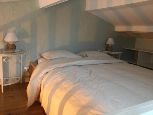 Ένα ή περισσότερα κρεβάτια σε δωμάτιο στο Le gîte des Pins (meublé de tourisme 3 Étoiles)