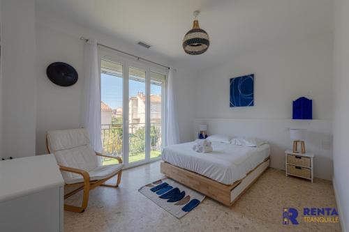 een witte slaapkamer met een bed en een balkon bij Zen Paradise - Near the city center - Garden in Perpignan