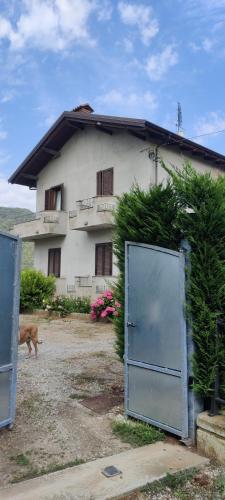 Το κτήριο όπου στεγάζεται  το διαμέρισμα