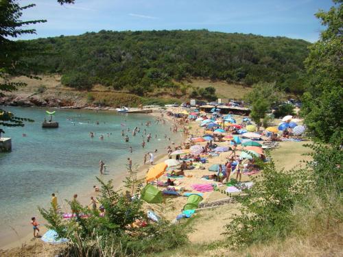 Fotografia z galérie ubytovania Family friendly apartments with a swimming pool Risika, Krk - 16841 vo Vrbniku
