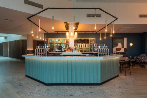 un bar dans un restaurant avec un comptoir bleu dans l'établissement Crowne Plaza Birmingham NEC, an IHG Hotel, à Bickenhill