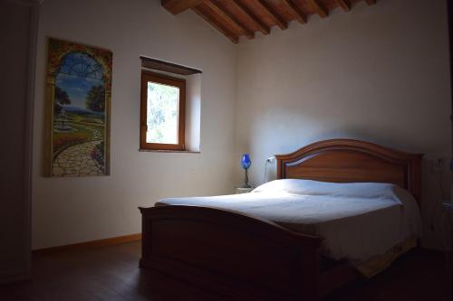 een slaapkamer met een bed en een raam erin bij Agriturismo Menghino in Nievole