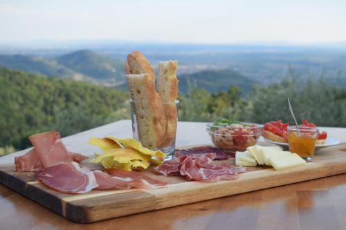 un piatto di cibo con carne e formaggio su un tavolo di Agriturismo Menghino a Nievole